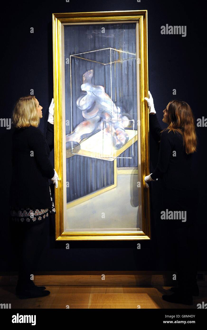 Gli assistenti della galleria di Christie posizionano due figure di Francis Bacon, durante un'anteprima stampa delle loro prossime vendite di Post War e Arte Contemporanea a Christie's a Londra. Foto Stock