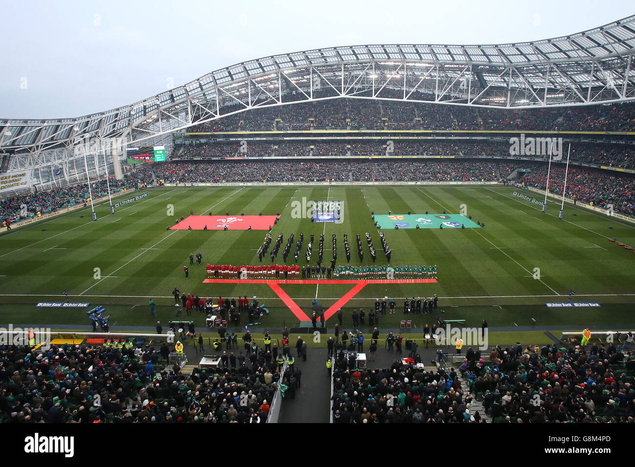 I giocatori di Irlanda e Galles si allenano a cantare gli anthem nazionali prima della partita RBS Six Nations del 2016 all'Aviva Stadium di Dublino. Foto Stock