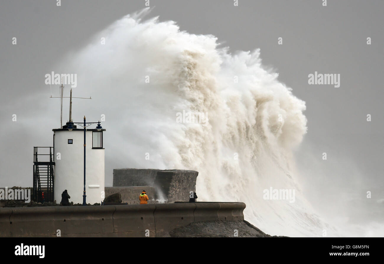 Le onde si schiantano sulle pareti del mare a Porthcawl in Galles mentre i venti di quasi 100 miglia hanno martoriato la Gran Bretagna dopo che Storm Imogen ha sbattuto nella costa meridionale portando raffiche feroci e precipitosi torrenziali. Foto Stock