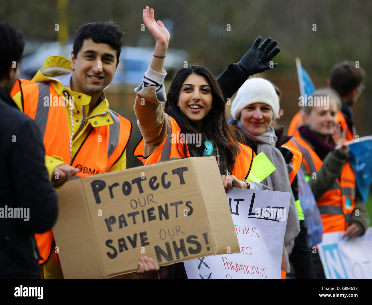Una linea di picket fuori dal Tunbridge Wells Hospital di Kent, mentre migliaia di medici in formazione fanno uno sciopero di 24 ore in tutta l'Inghilterra di fila su un nuovo contratto. Foto Stock