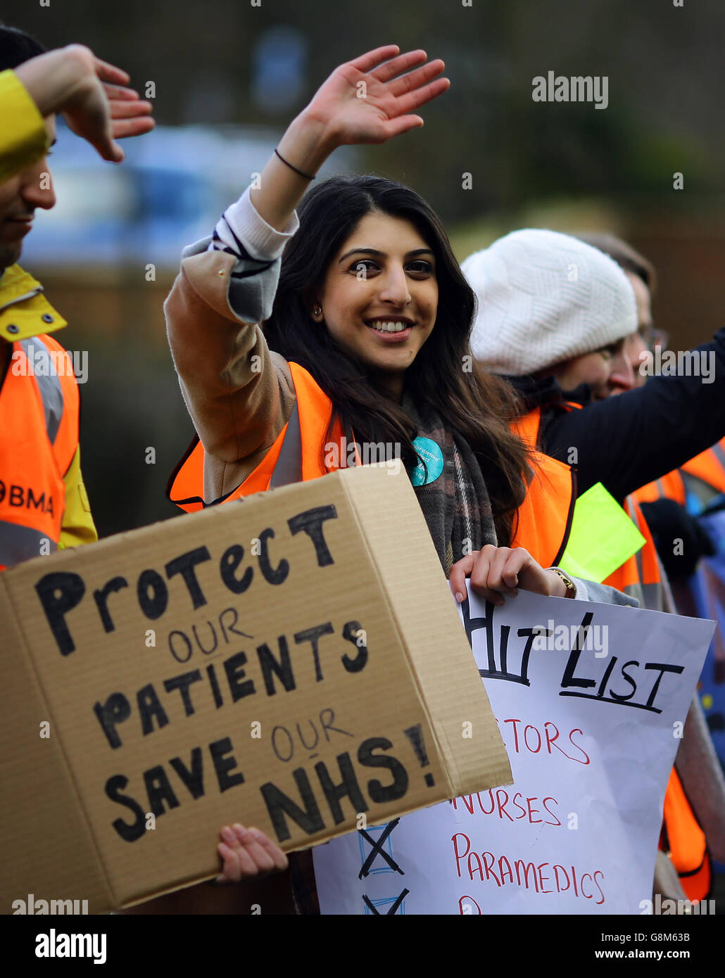 Una linea di picket fuori dal Tunbridge Wells Hospital di Kent, mentre migliaia di medici in formazione fanno uno sciopero di 24 ore in tutta l'Inghilterra di fila su un nuovo contratto. Foto Stock