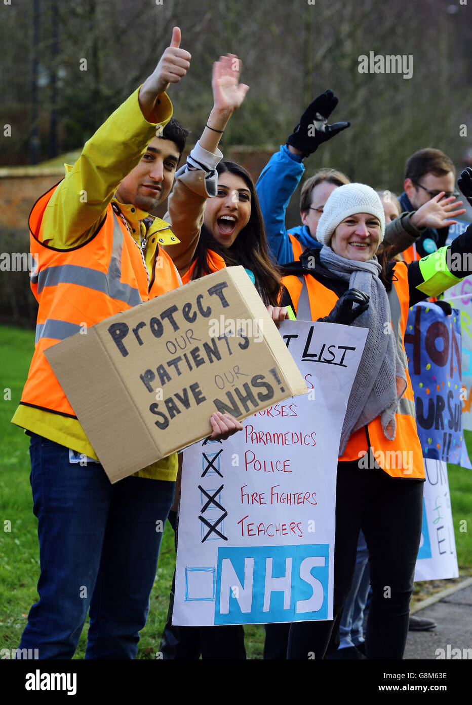 Una linea di picket fuori dal Tunbridge Wells Hospital di Kent, mentre migliaia di medici in formazione fanno uno sciopero di 24 ore in tutta l'Inghilterra di fila su un nuovo contratto. Foto Stock
