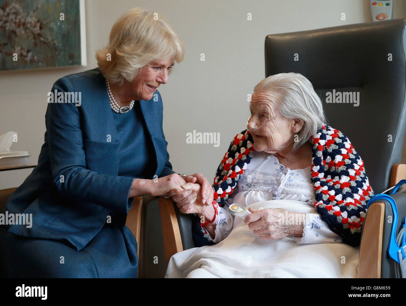 La Duchessa di Cornovaglia incontra Helen Cooper, 97 anni, mentre visita il Royal Trinity Hospice di Londra per celebrare l'inizio del suo 125esimo anniversario e ha incontrato personale, volontari, pazienti e le loro famiglie. Foto Stock