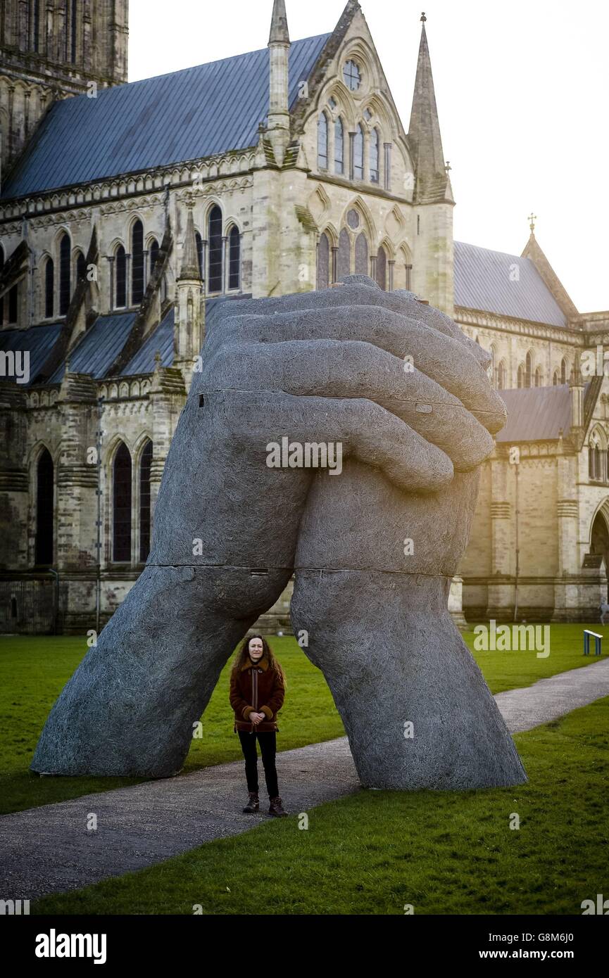 L'artista Sophie Ryder accanto alla sua scultura in filo galvanizzato, intitolata 'il bacio', che fa parte di una nuova mostra alla Cattedrale di Salisbury chiamata relazioni. Foto Stock