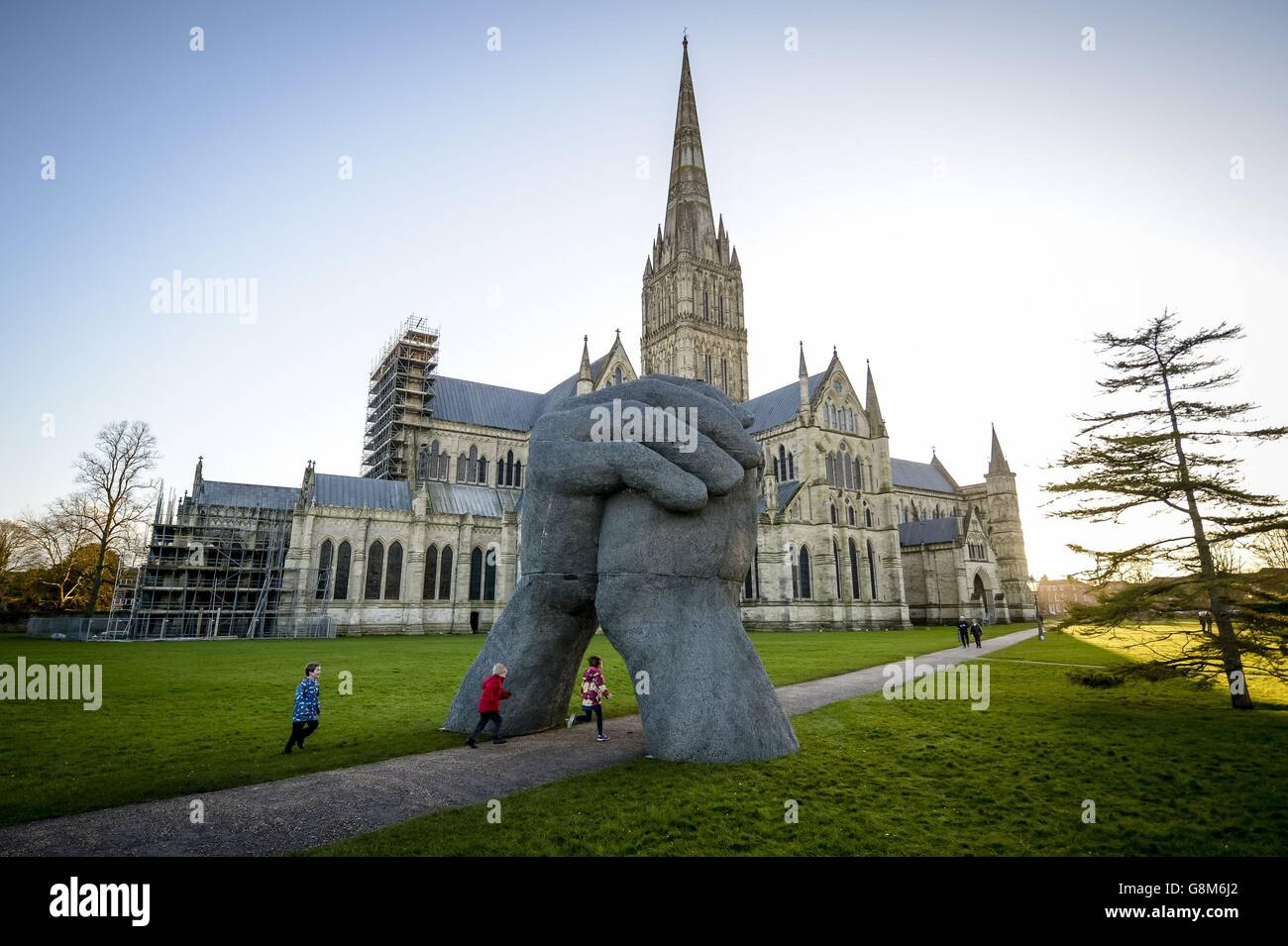 Una scultura in filo galvanizzato, intitolata 'il bacio', che fa parte di una nuova mostra alla Cattedrale di Salisbury chiamata Relazioni dall'artista Sophie Ryder. Foto Stock