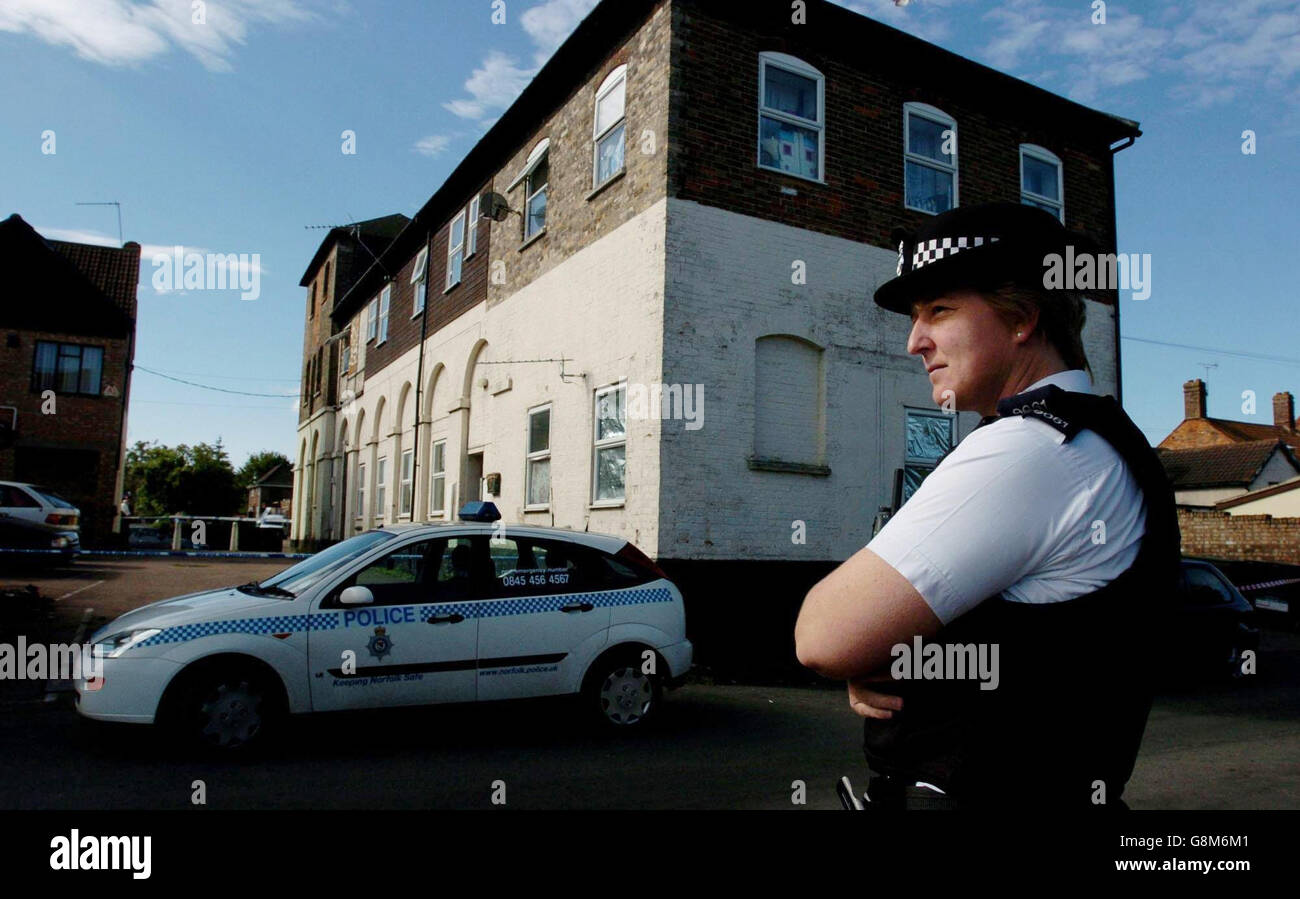 Un ufficiale di polizia si trova fuori da un blocco di appartamenti a High Street Watton, Norfolk, dopo che un dispositivo esplosivo è andato via in quello che si pensa essere un attacco razzista, Venerdì 26 2005 agosto. Un portavoce della polizia ha detto che 18 adulti e quattro bambini sono stati evacuati dopo il dispositivo, un contenitore di plastica imballato con fuochi d'artificio, chiodi, viti e bulloni era stato posto su un atterraggio comune al primo piano e messo in luce. Vedi la storia della PA POLIZIA Blast. PRESS ASSOCIATION Photo credit should Read: Chris Radburn/PA Foto Stock