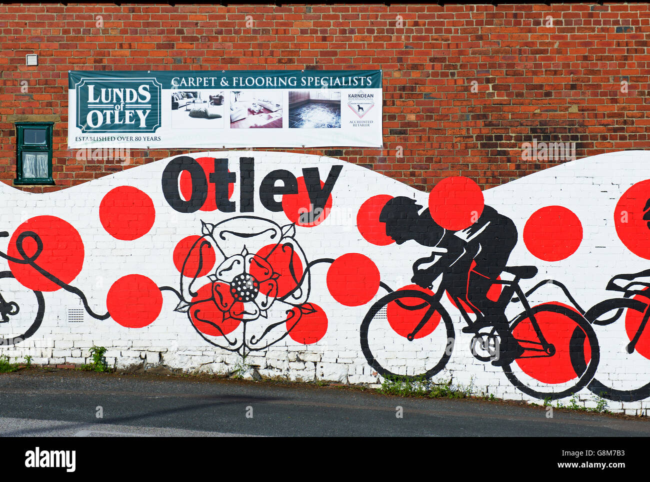 Murale della bici da corsa sulla parete, Otley, West Yorkshire, Inghilterra, Regno Unito Foto Stock