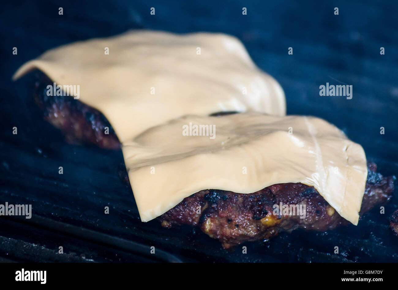 Cheeseburger sulla griglia Foto Stock