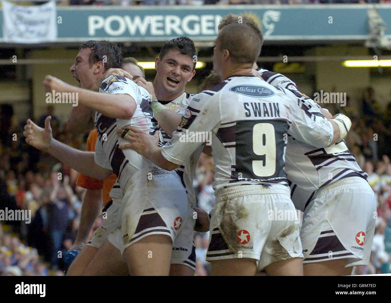 I giocatori di Hull celebrano la prova vincente di Paul Cooke contro i Leeds Rhinos durante la finale della Powergen Challenge Cup al Millennium Stadium di Cardiff, sabato 27 agosto 2005. Vedere la storia di PA RUGBYL Final. PREMERE ASSOCIAZIONE foto. Il credito fotografico dovrebbe essere: PA. Foto Stock