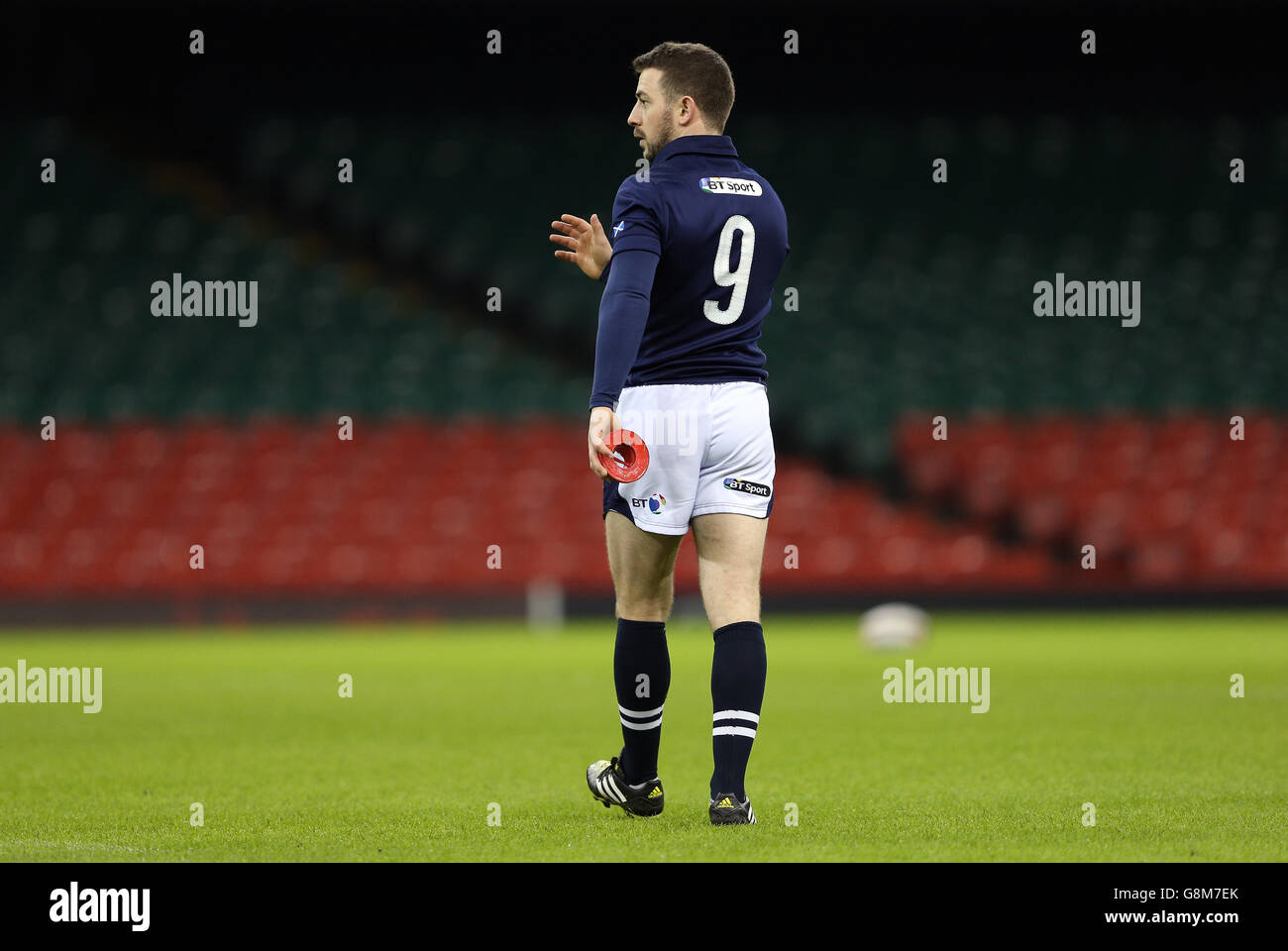 Il Greig Laidlaw della Scozia durante la corsa del Capitano allo stadio del Principato di Cardiff. Foto Stock