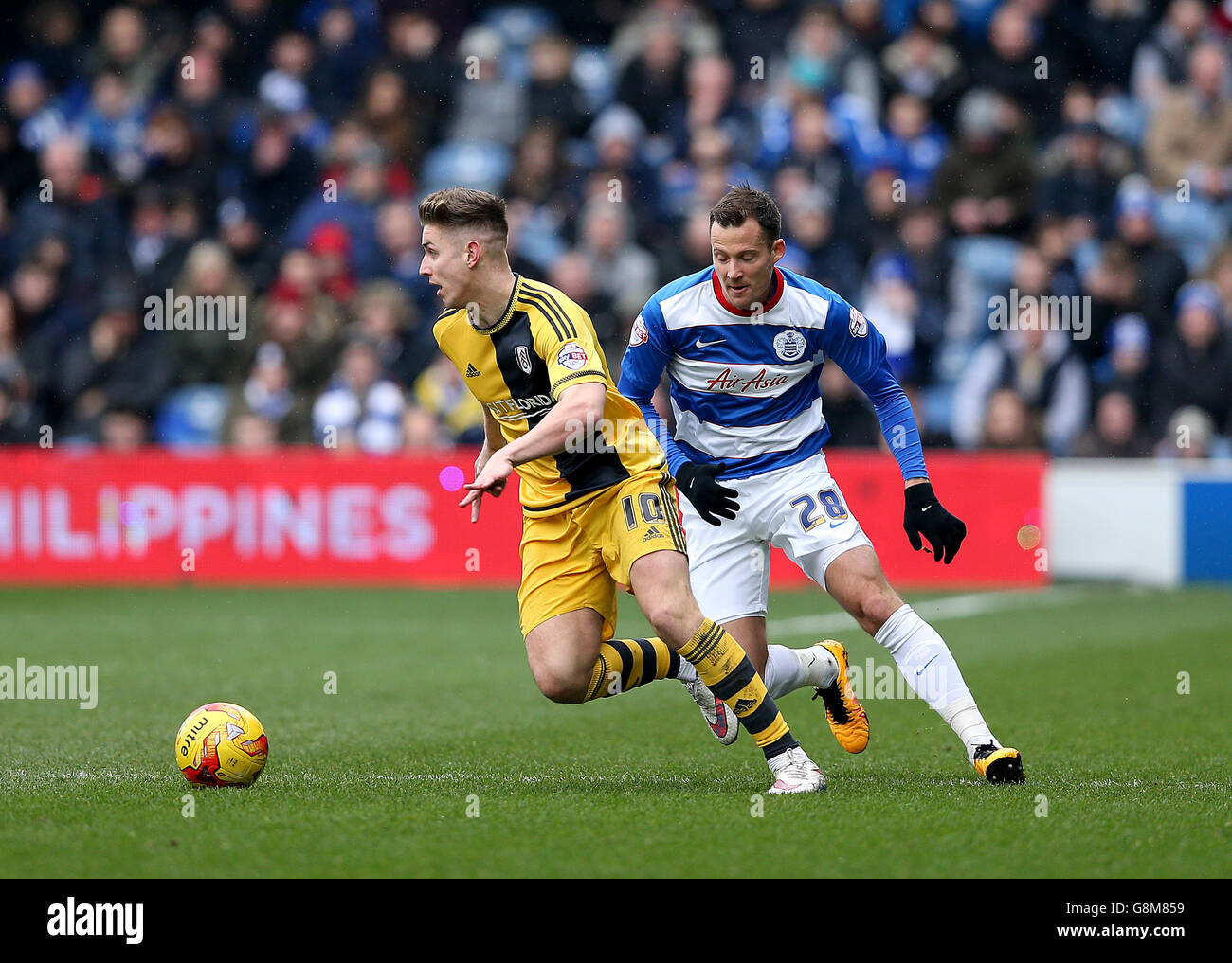 Tom Cairney di Fulham (a sinistra) e Daniel Tozser di Queens Park Rangers combattono per la palla durante la partita del campionato Sky Bet a Loftus Road, Londra. Foto Stock