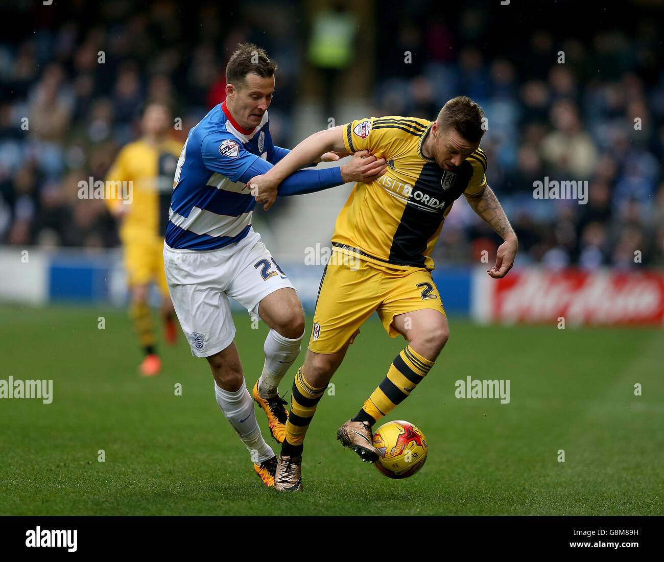 Daniel Tozser (a sinistra) dei Queens Park Rangers e Jamie o'Hara di Fulham combattono per la palla durante la partita del campionato Sky Bet a Loftus Road, Londra. Foto Stock