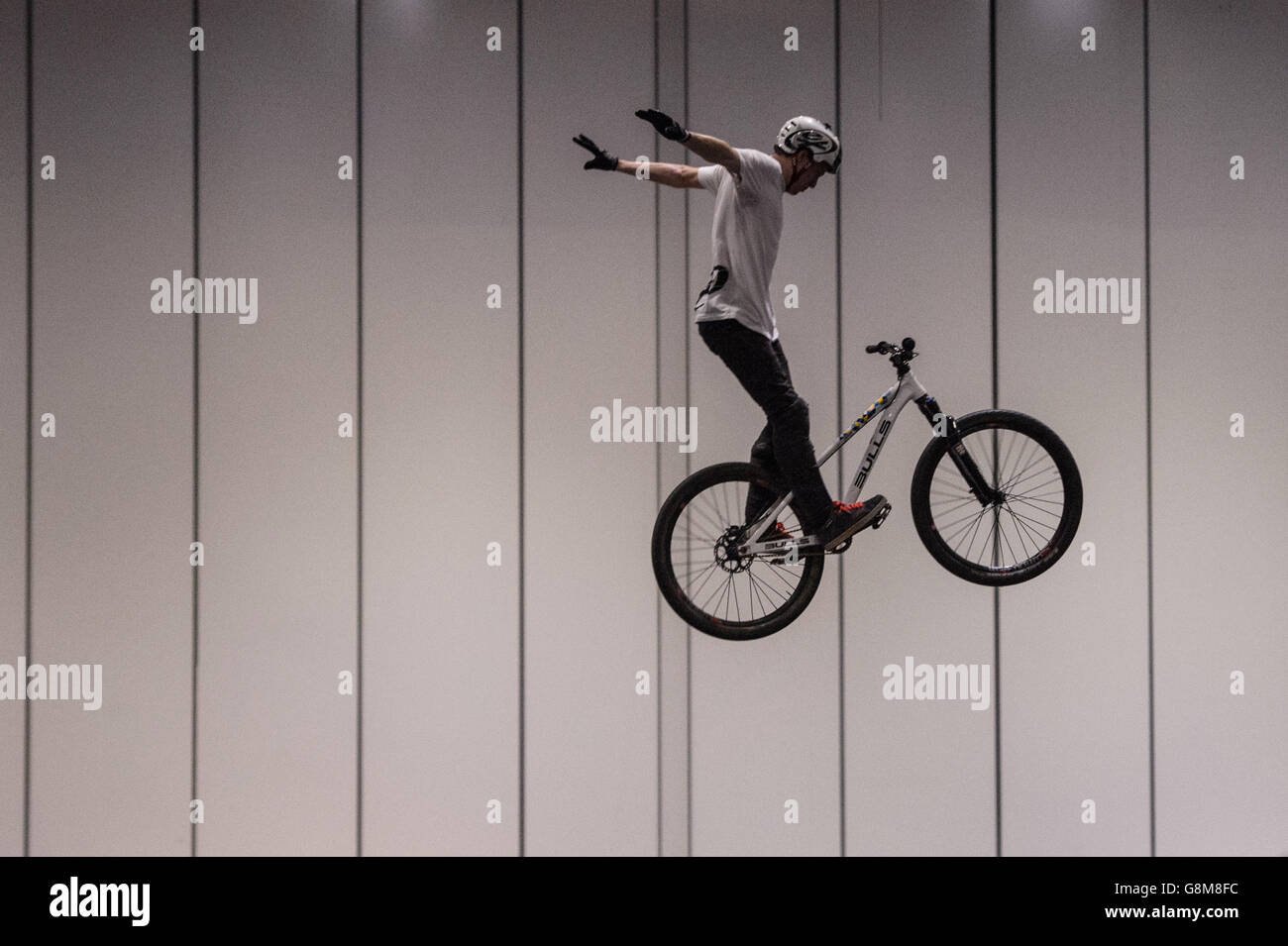 Un pilota BMX esegue acrobazie al London Bike Show presso il centro Excel nella zona est di Londra. Foto Stock