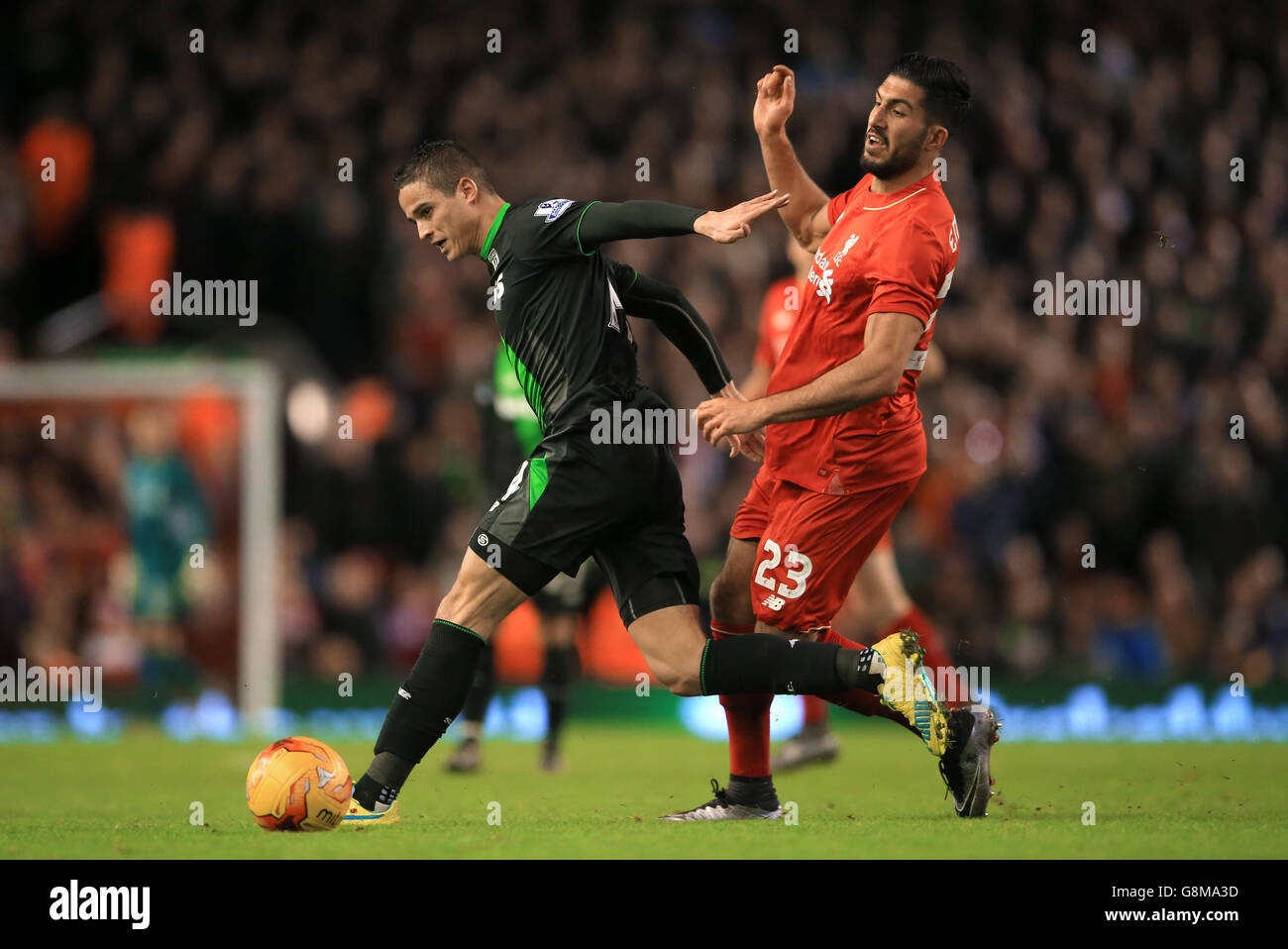 Liverpool / Stoke City - Capital One Cup - semifinale - seconda tappa - Anfield. Ibrahim Aflellay di Stoke City (a sinistra) e l'Emre di Liverpool possono combattere per la palla Foto Stock