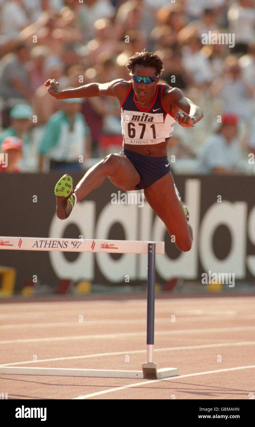 Atletica - Sesto Campionato del mondo IAAF - Atene 1997 - prima gara di Hurdles da 400m - Donna. Kim Batten, Stati Uniti Foto Stock