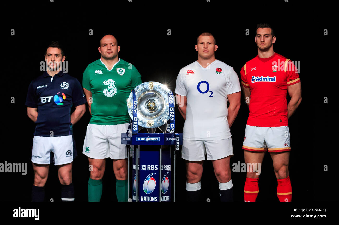 (Da sinistra a destra) il capitano della Scozia Greg Laidlaw, il capitano dell'Irlanda Rory Best, il capitano dell'Inghilterra Dylan Hartley e il capitano del Galles Sam Warburton insieme alla Calcutta Cup durante il lancio dei mezzi delle 6 nazioni di RBS all'Hurlingham Club, Londra. Foto Stock