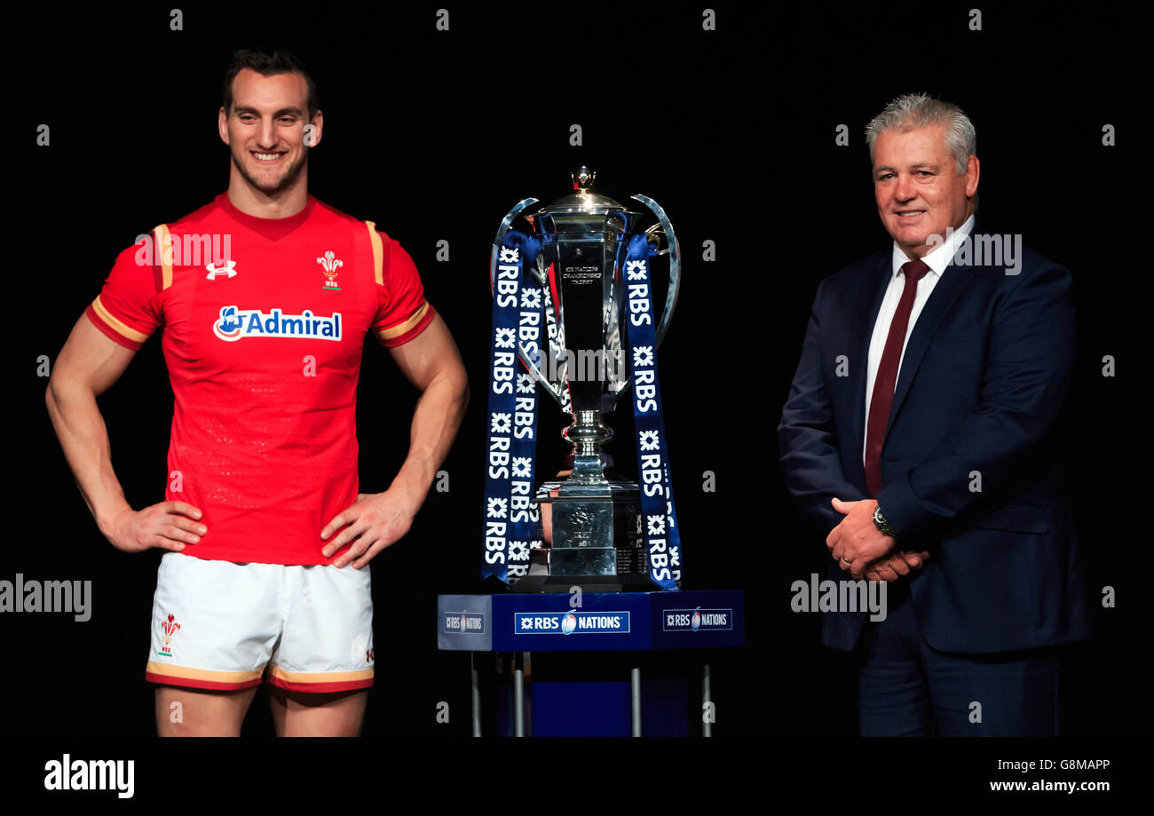 Il capitano del Galles Sam Warburton (a sinistra) e il capo allenatore Warren Gatland si mettono in posa con il trofeo Six Nations durante il lancio dei media RBS 6 Nations all'Hurlingham Club di Londra. Foto Stock