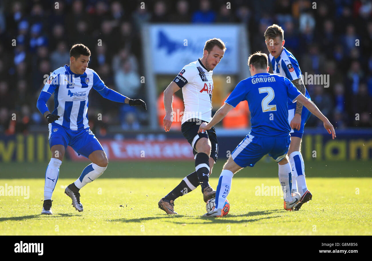 Harry Kane (centro) di Tottenham Hotspur combatte per la palla con Owen Garvan di Colchester United (2) durante la fa Cup di Emirates, quarta partita al Weston Homes Community Stadium di Colchester. Foto Stock