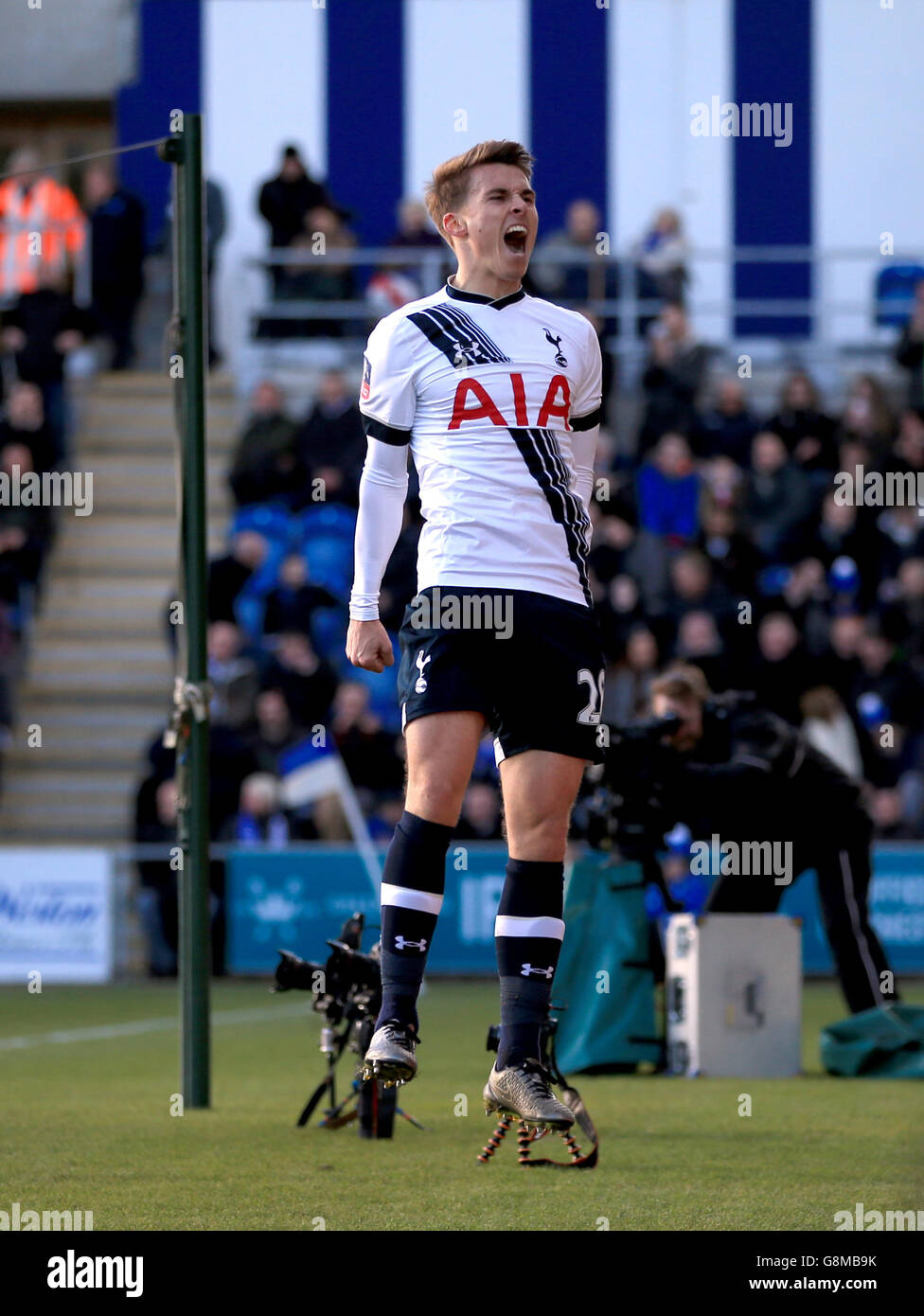 Thomas Carroll di Tottenham Hotspur festeggia il quarto gol della partita durante la Emirates fa Cup, quarta partita al Weston Homes Community Stadium di Colchester. Foto Stock