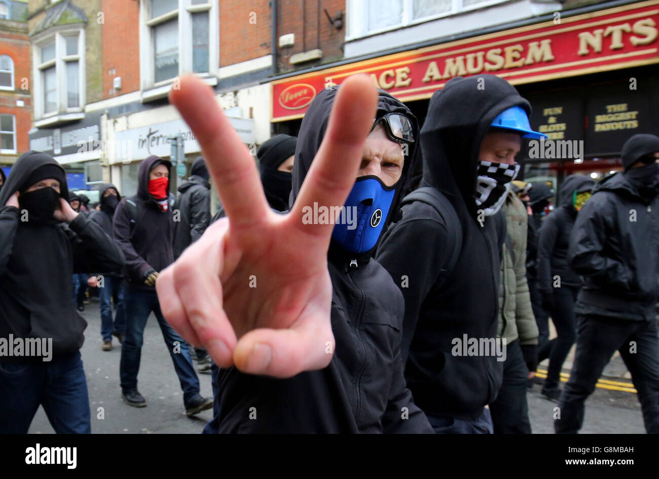 I manifestanti antifascisti spezzano le linee di polizia mentre si scontrano con i manifestanti di destra, mentre entrambi i gruppi si riuniscono a dover, Kent, per un pomeriggio di manifestazione sull’immigrazione. Foto Stock