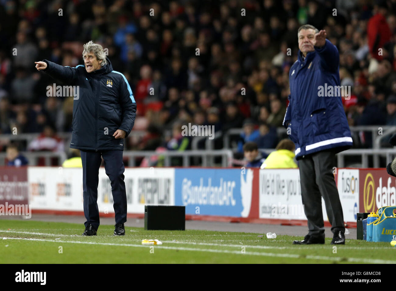 Manuel Pellegrini (a sinistra) e Sam Allardyce (a destra), manager della città di Manchester, direttamente dalla linea di contatto durante la partita della Barclays Premier League allo Stadio delle luci di Sunderland. Foto Stock