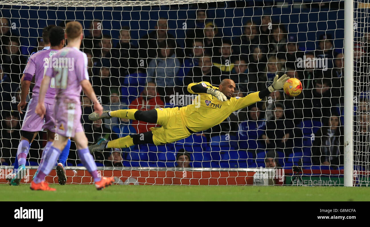 Ipswich Town / Reading - Campionato Sky Bet - Portman Road. Il portiere di lettura Ali al-Habsi risparmia poco prima della metà del tempo contro la città di Ipswich. Foto Stock