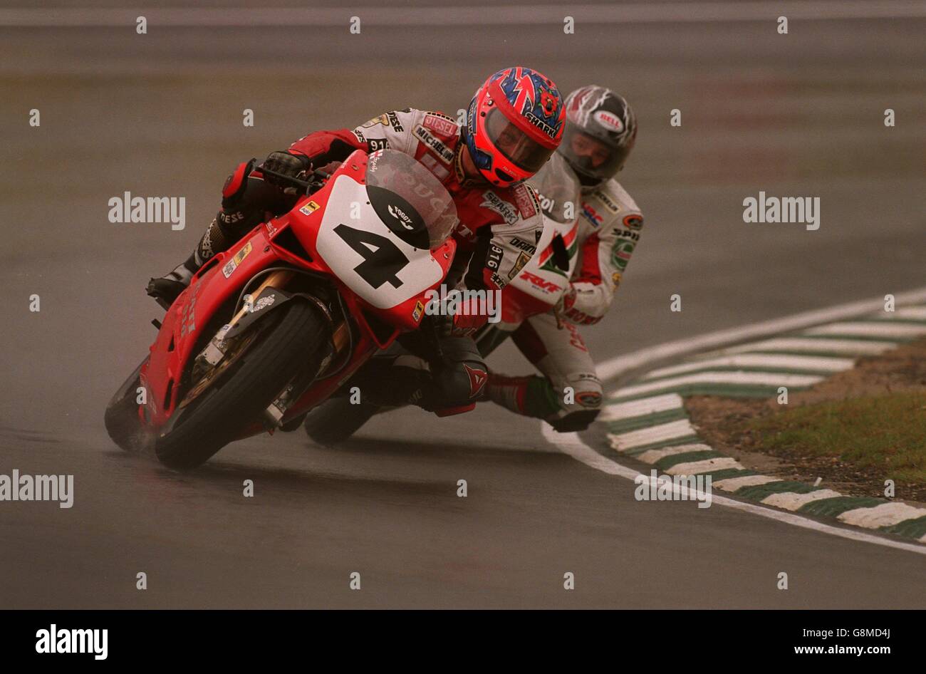 Altri Sport a motore - World Super Bikes - Brands Hatch. Carl Fogarty della Gran Bretagna guida John Kocinski degli Stati Uniti Foto Stock
