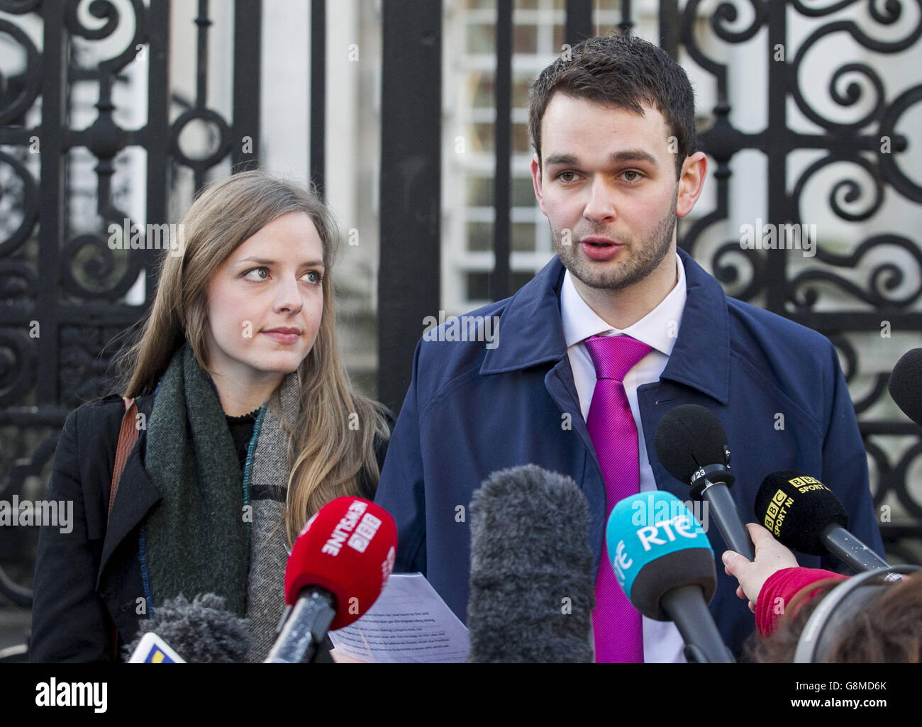 Daniel e Amy McArthur della Ashers Baking Company, parlano con i mezzi di comunicazione al di fuori della High Court di Belfast, mentre i proprietari di panetteria cristiana, ritenuti colpevoli di discriminazione nei confronti di un omosessuale, fanno appello contro la sentenza del tribunale per proteggere tutte le imprese familiari con condanne profondamente detenute. Foto Stock