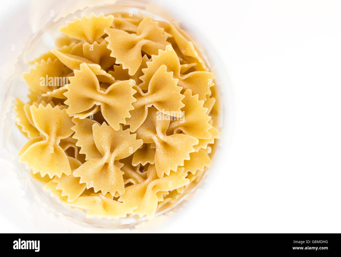 Dettaglio di un piatto di pasta integrale con bordi morbidi e copia di spazio. Foto Stock