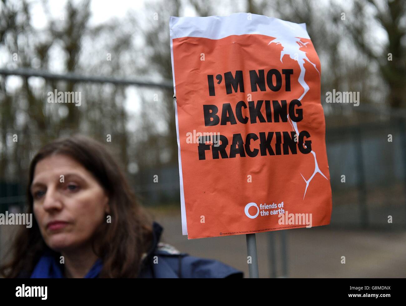 Joanne dove, 49 da Rudgwick protesta fuori del sito Horse Hill Developments in Surrey, dove il Regno Unito petrolio e gas stanno effettuando un test di flusso per il petrolio. Foto Stock