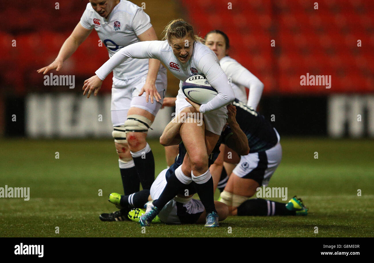 Il Katie Mason dell'Inghilterra è affrontato da Rhona Lloyd della Scozia durante la partita delle sei Nazioni delle donne allo stadio di Broadwood, Cumbernauld. Foto Stock