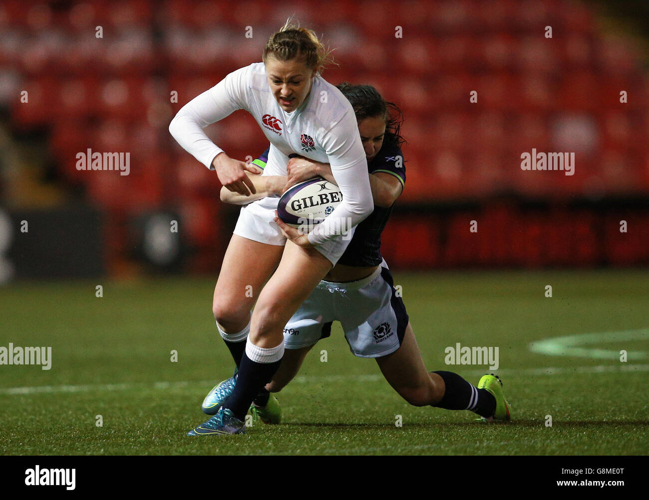 Il Katie Mason dell'Inghilterra è affrontato da Rhona Lloyd della Scozia durante la partita delle sei Nazioni delle donne allo stadio di Broadwood, Cumbernauld. Foto Stock