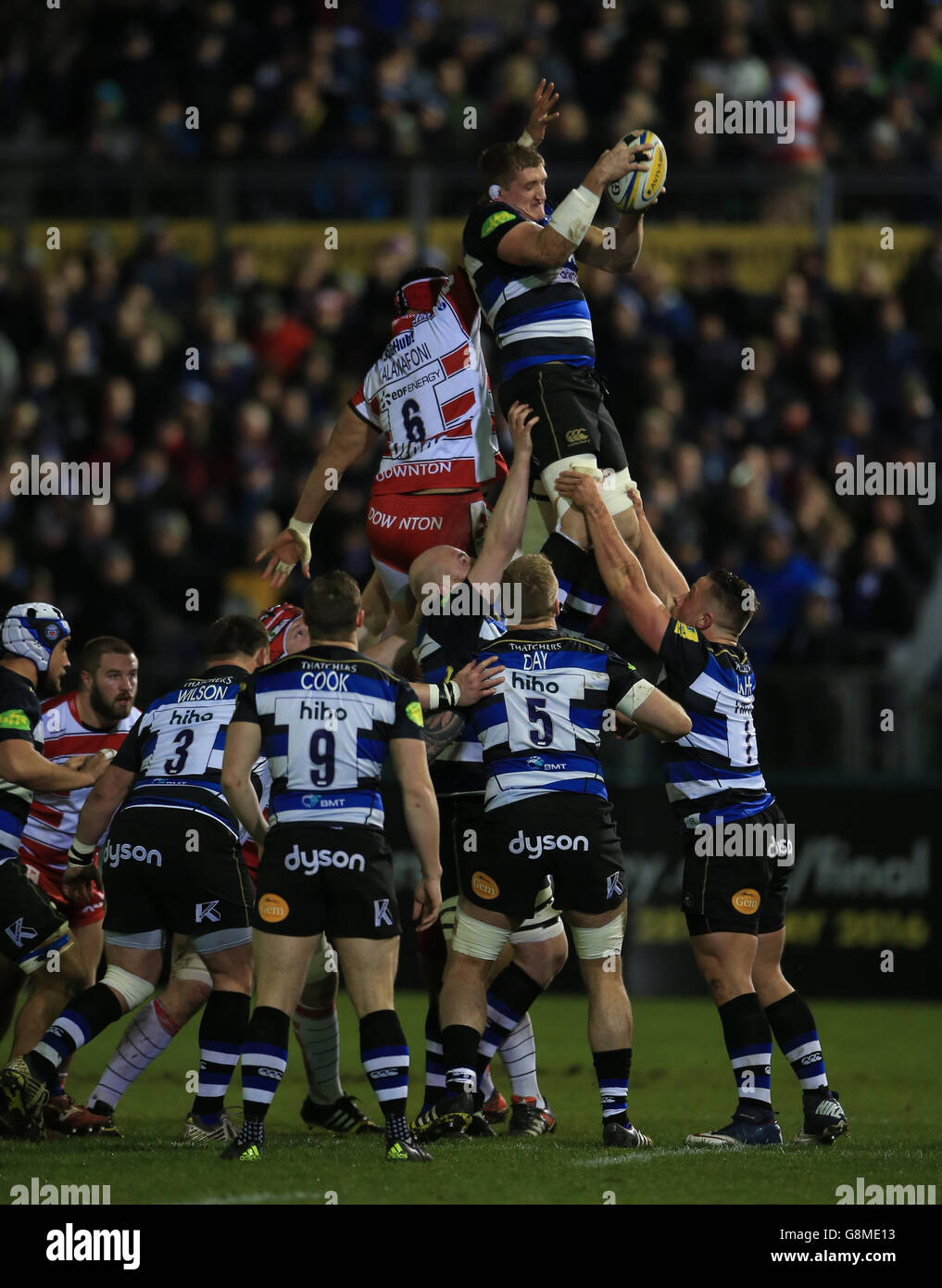 Il capitano di Bath Stuart Hooper vince la palla in fila contro Sione Kalamafoni di Gloucester durante la partita Aviva Premiership al Recreation Ground di Bath. Foto Stock