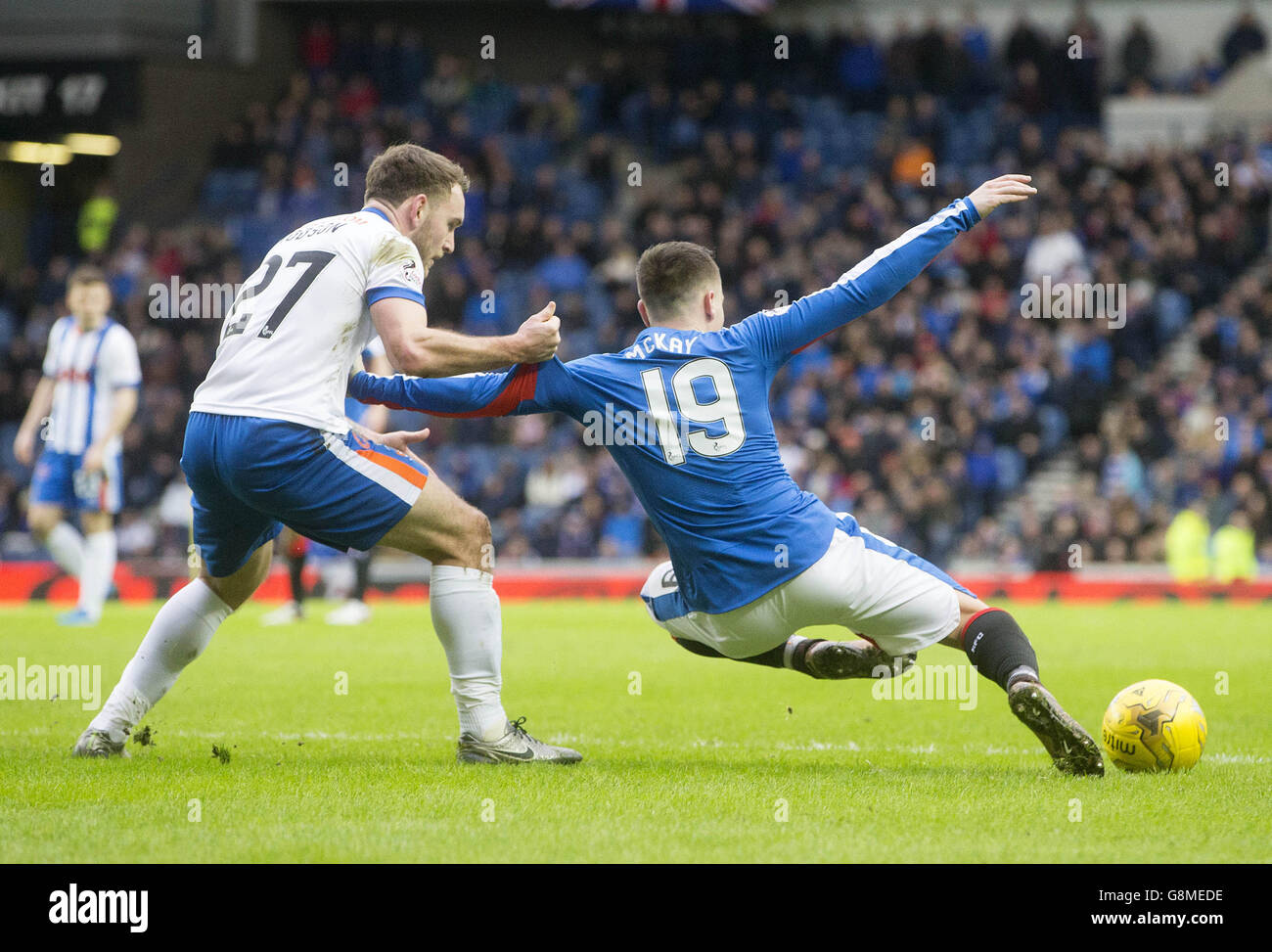 Kilmarnock's Lee Hodson e Rangers' Barrie McKay (a destra) combattono per la palla durante la William Hill Scottish Cup, partita del Fifth Round all'Ibrox Stadium di Glasgow. Foto Stock