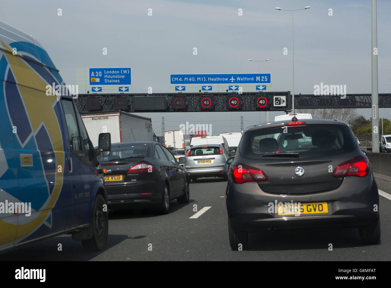 M25 nelle vicinanze del London Heathrow airport visto dalla M25 Autostrada con pullman e auto di traffico e la segnaletica stradale. Foto Stock