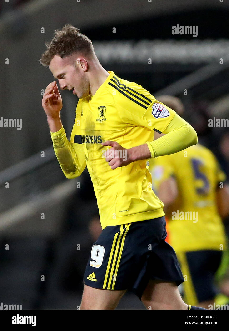 Jordan Rhodes di Middlesbrough celebra il primo gol della partita durante la partita del campionato Sky Bet allo stadio: MK, Milton Keynes. Foto Stock