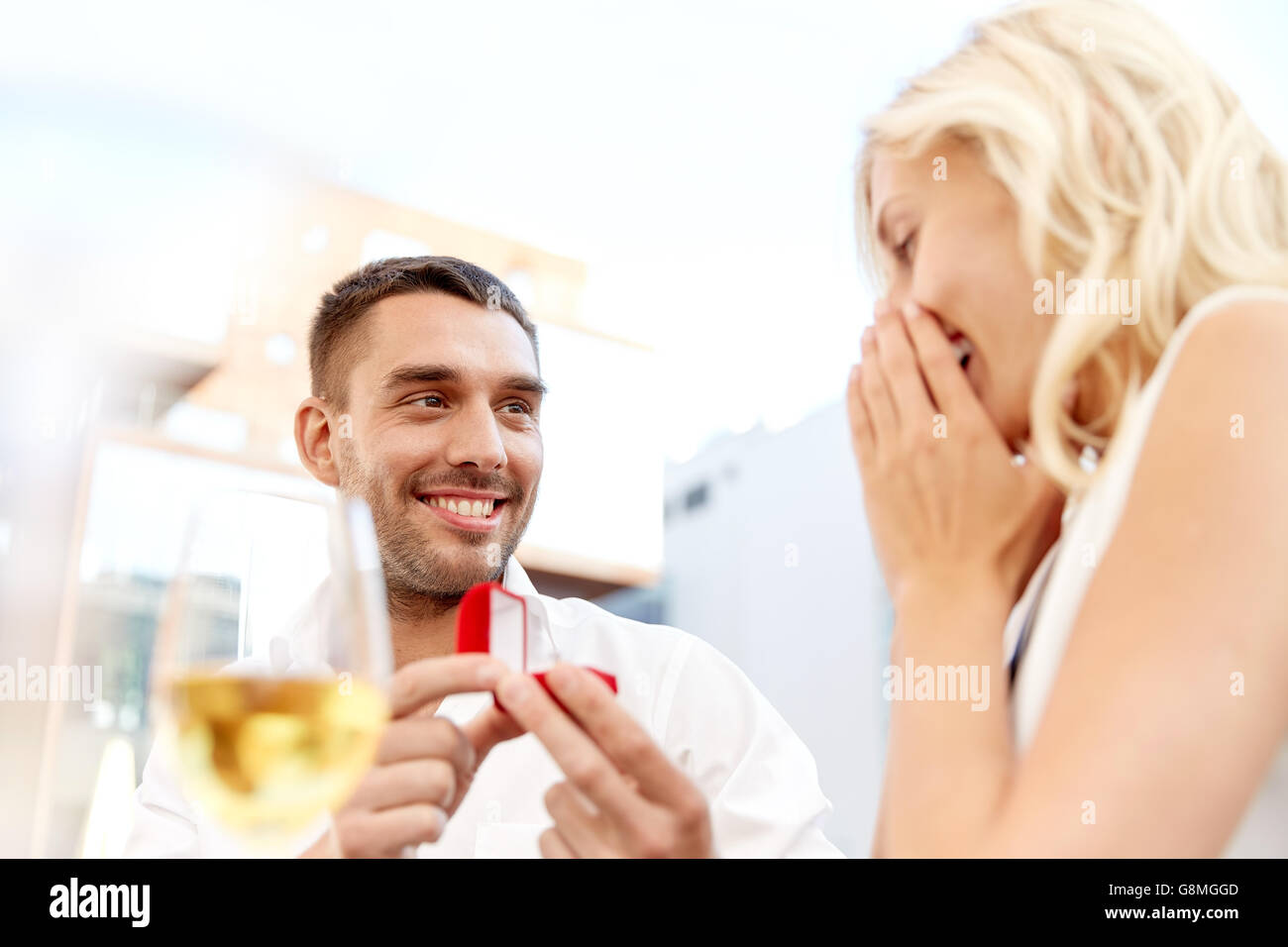 Uomo con anello di fidanzamento facendo proposta per donna Foto Stock