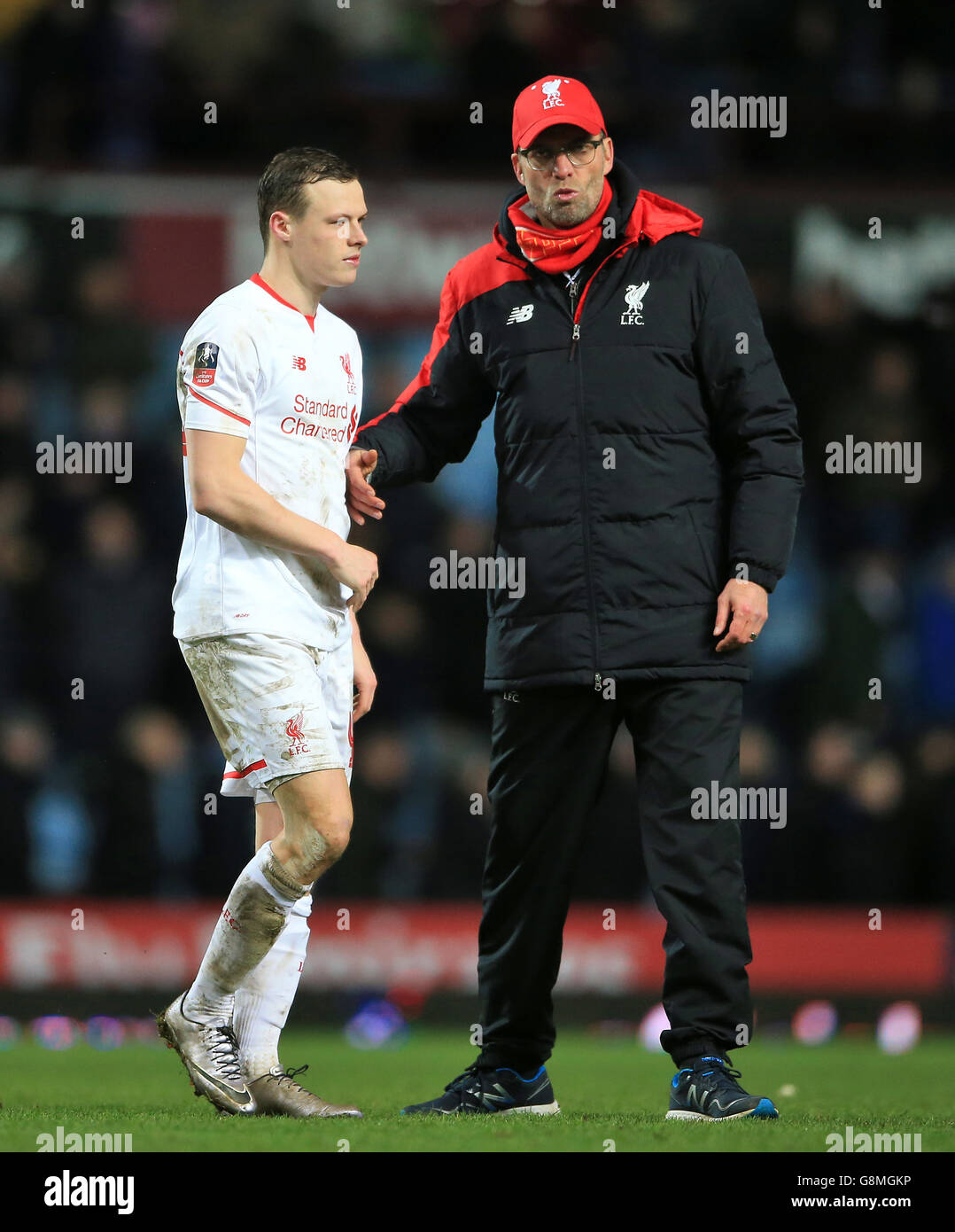 West Ham United v Liverpool - Emirates fa Cup - Fourth Round Replay - Upton Park. Il direttore di Liverpool Jurgen Klopp console Brad Smith dopo la Emirates fa Cup, quarto round replay match presso Upton Park, Londra. Foto Stock