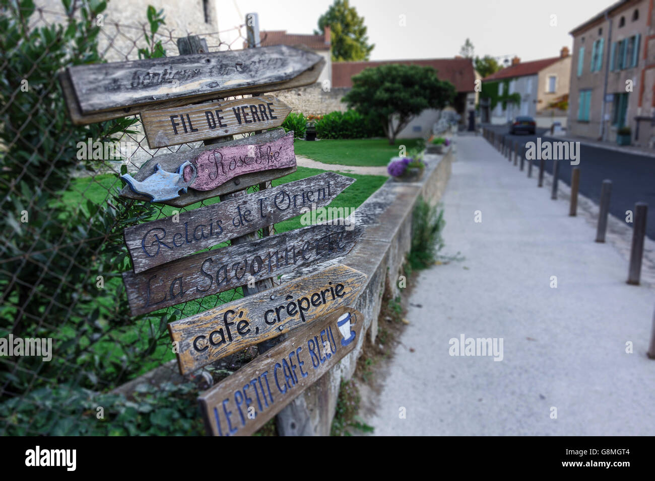 Vairous segni aziendali nel villaggio di Charroux, Allier, Avergna Foto Stock