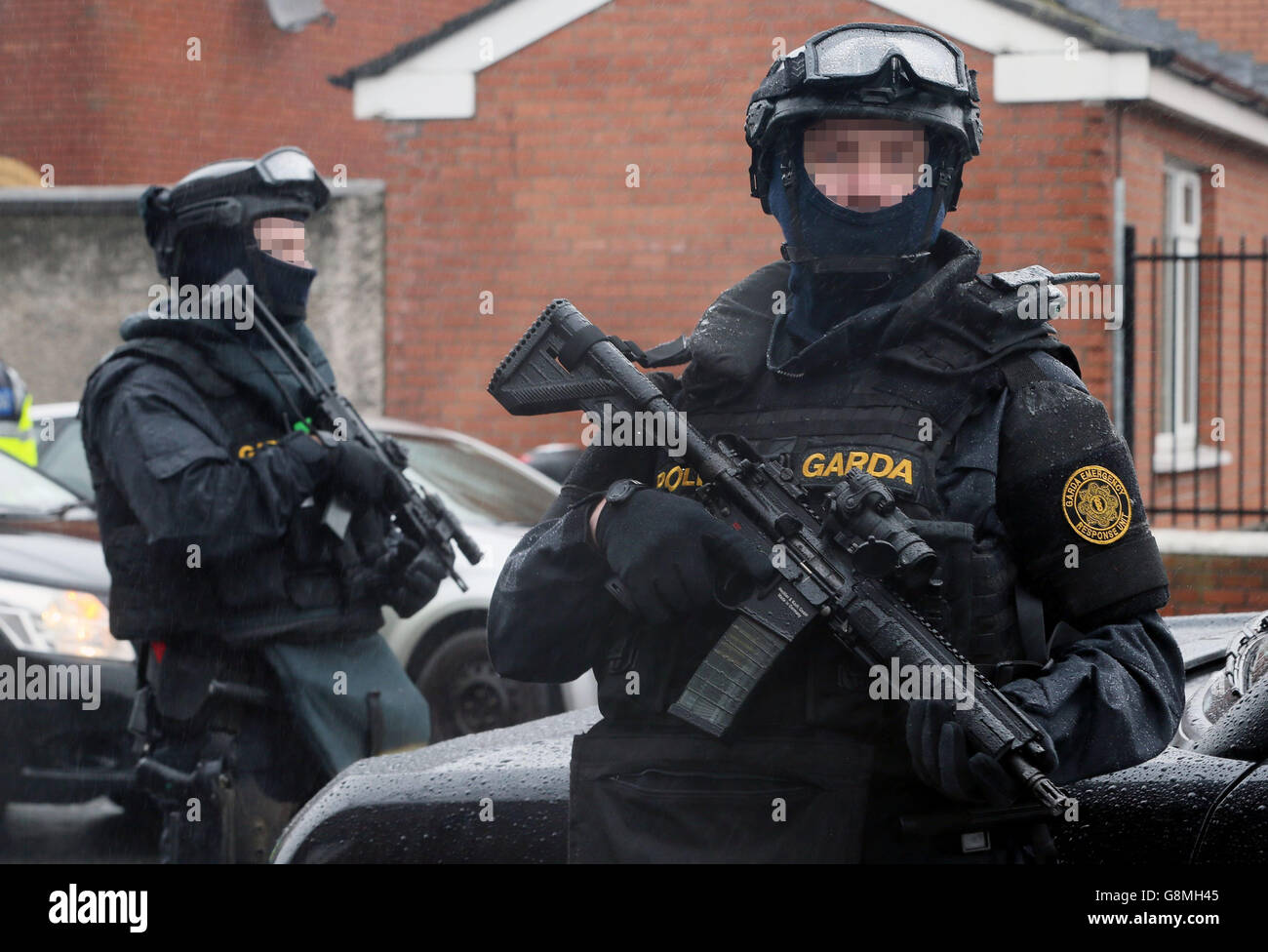 VOLTI PIXELATED SU RICHIESTA DI GARDA Armed Gardai dall'unità di emergenza delle forze sulla pattuglia nel nord della città interna di Dublino, come la violenza della banda ha portato a due omicidi in quattro giorni. Foto Stock