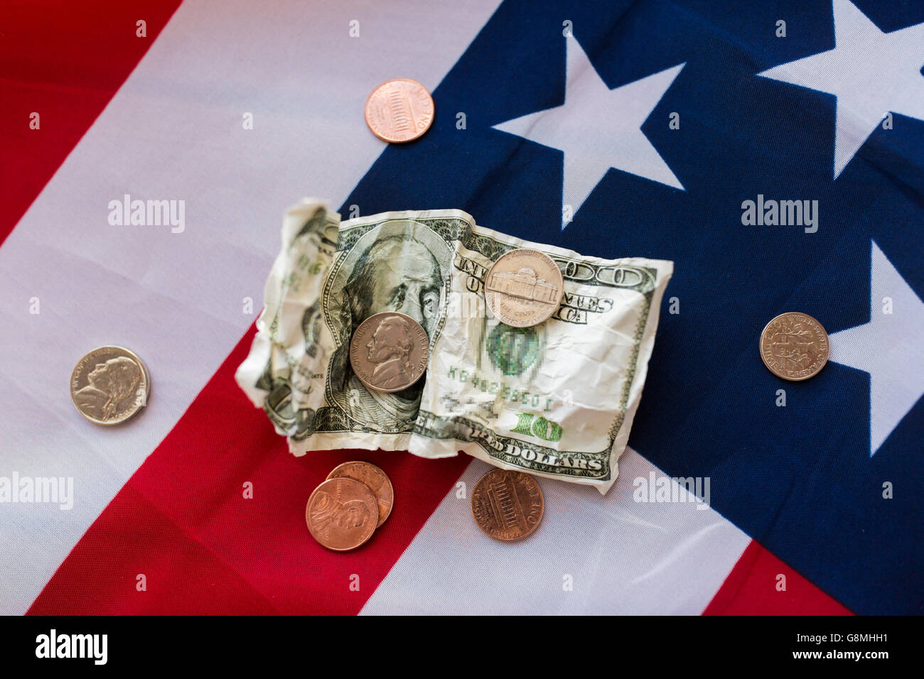 Close up della bandiera americana e denaro Foto Stock