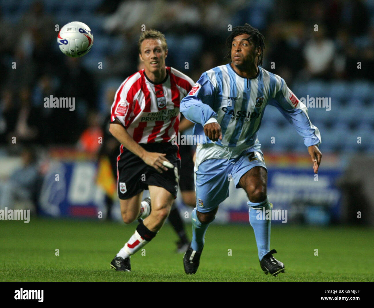 Richard Shaw (R) di Coventry City tiene Brett Ormerod di Southampton durante la partita del campionato Coca-Cola alla Ricoh Arena di Coventry, lunedì 29 agosto 2005.PRESS ASSOCIATION Photo. Il credito fotografico dovrebbe essere: Nick Potts/PA . Foto Stock