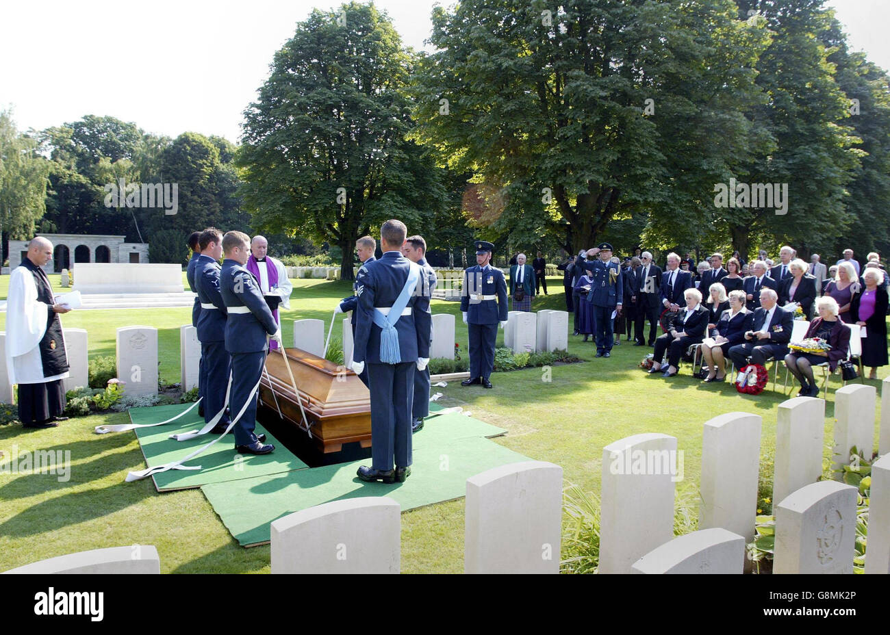 Le famiglie dei sette aviatori uccisi quando il loro bomber Halifax si schiantò nei pressi di Annaburgh in Germania durante la seconda guerra mondiale, si siedono durante la cerimonia di sepoltura, giovedì 1 settembre 2005, al cimitero militare di Berlino. Cinque dei sette giovani aerei del bombardiere Halifax LW 430 sono stati abbattuti da Luftwaffe Nightfighters in un bombardamento a Berlino in cui sono stati soffiati centinaia di miglia fuori rotta da venti inaspettatamente forti. Altri due equipaggi, tra cui apparentemente il pilota William McLeod e un altro, sono stati gettati dall'aereo quando si è schiantato nel marzo 1944, vedere PA Story FUNERALE Airmen. Foto Stock