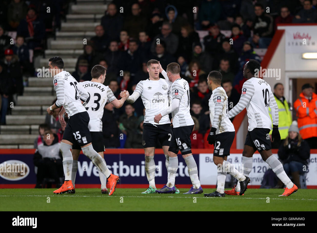 Everton's Ross Barkley (centro) festeggia il primo gol del suo lato con i compagni di squadra durante l'Emirates fa Cup, quinta partita a Vitality Stadium, Bournemouth. Foto Stock