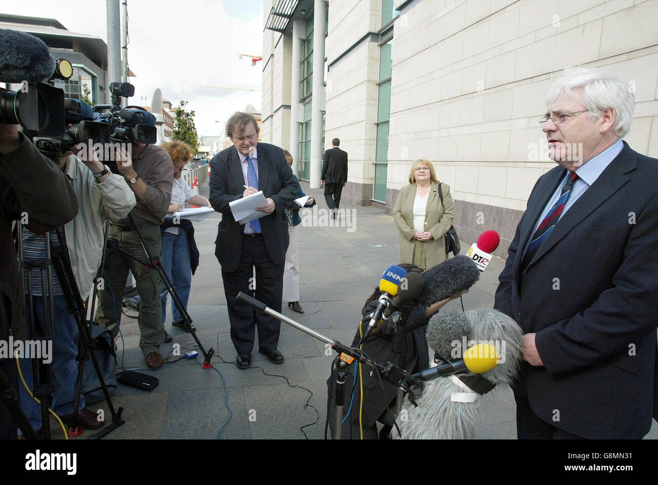 Michael Gallagher con la moglie Patsy (sullo sfondo), che ha perso il figlio Aidan nell'esplosione della bomba di Omagh, parla ai media dopo aver lasciato la corte di Belfast, venerdì 2 settembre 2005. La bomba di Omagh sospetta Sean Hoey è stato commesso per il processo oggi su un catalogo di accuse relative all'attacco orribile in cui 29 persone sono state uccise. All'uomo dell'Armagh meridionale fu detto dal magistrato di Belfast Desmond Perry che, dopo aver ascoltato le prove della Corona durante un commit di tre giorni, egli riteneva che ci fosse un caso a cui rispondere. Vedi PA Story ULSTER Omagh. PREMERE ASSOCIAZIONE foto. Il credito fotografico dovrebbe essere: Paul Faith/PA Foto Stock