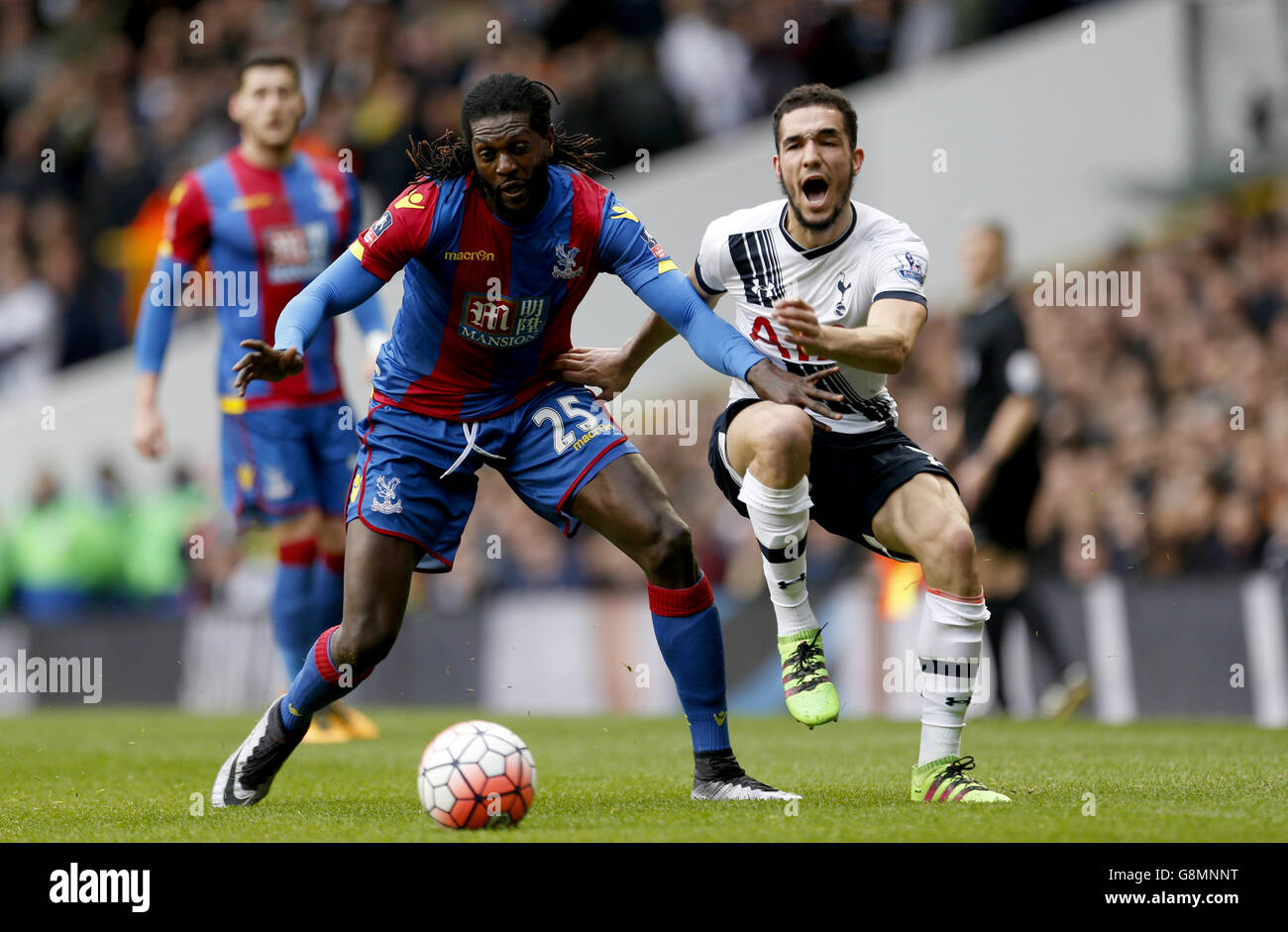 Emmanuel Adebayor di Crystal Palace (a sinistra) e Nabil Bentaleb di Tottenham Hotspur combattono per la palla durante la Emirates fa Cup, quinta partita a White Hart Lane, Londra. Foto Stock