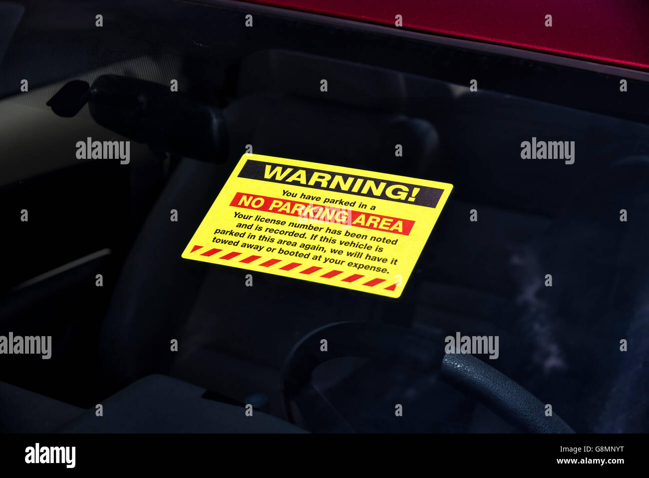 Parcheggio violazione adesivo sul parabrezza di avvertimento di lettura! Per il parcheggio illegale. Foto Stock