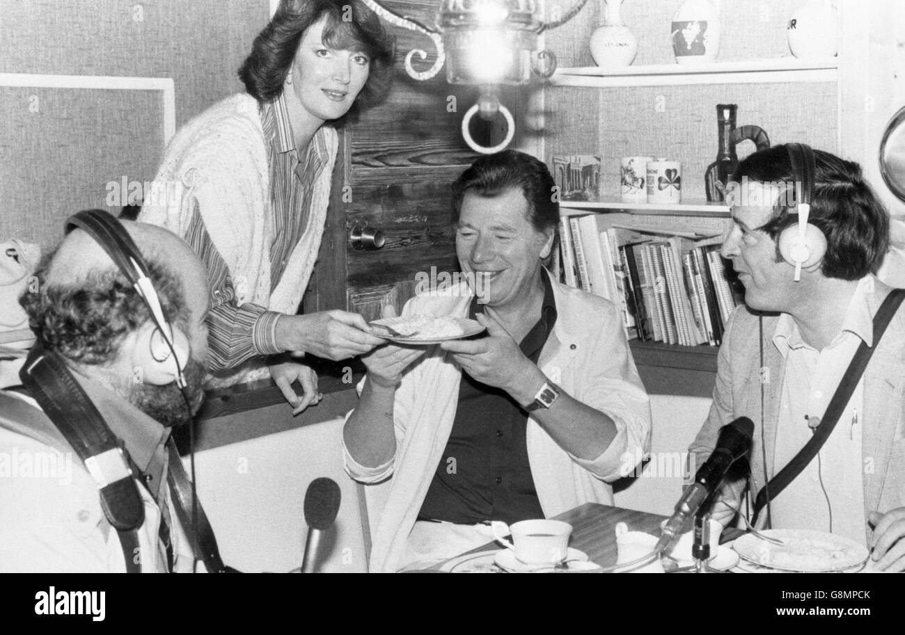 Terry Wogan (a destra) presenta il suo show radiofonico a due colazioni dalla sua casa vicino a Taplow, Buckinghamshire. Uno dei suoi ospiti, il cantante Max Bygraves, è servito uova strapazzate dalla moglie di Terry Helen. Foto Stock