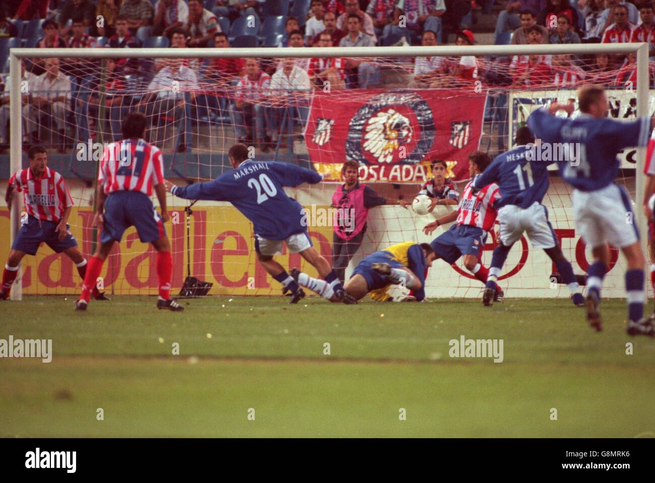 Calcio - Coppa UEFA prima tappa - Atletico Madrid / Leicester City. Ian Marshall di Leicester City (terzo da sinistra) spara nel primo obiettivo Foto Stock