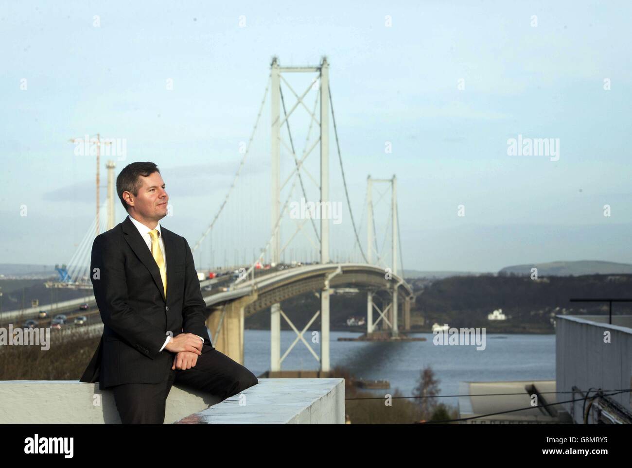 Ministro dei Trasporti Derek Mackay con il Forth Road Bridge sullo sfondo come è annunciato che una reintroduzione graduale di veicoli pesanti sul ponte inizierà da giovedì. Foto Stock